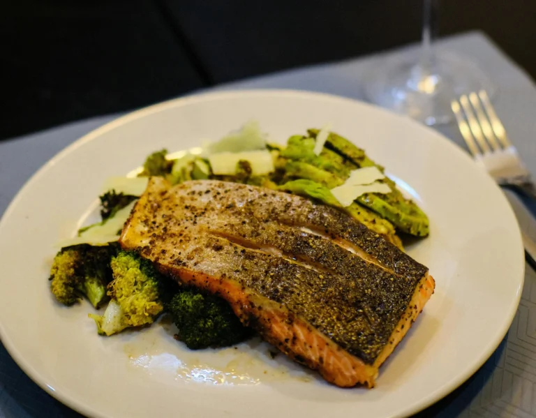 Grilled salmon fillet served with broccoli and zucchini – a liver-friendly meal for NAFLD support